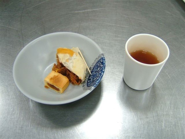 試吃點心，還有配茶，不錯喲！