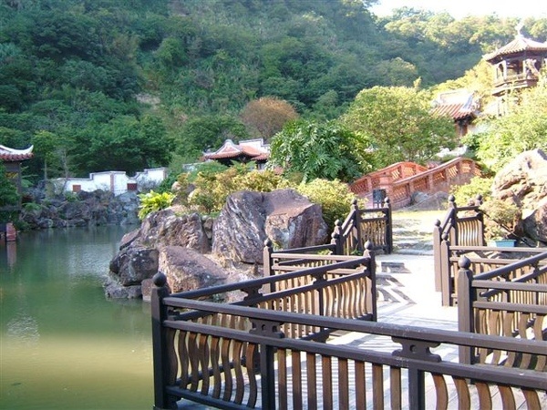橋的每個轉向都會看到不同的景