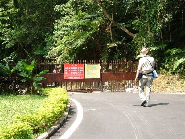 到管制口了，要從這兒進去