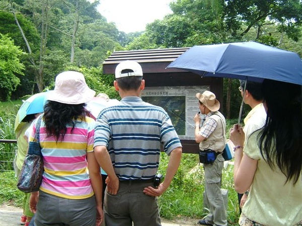 在慈湖橋前做解說