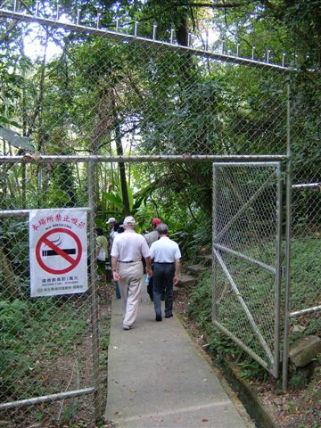 走出鐵絲網門