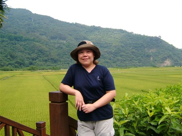 背後一片綠油油的田，好想狂奔喔！