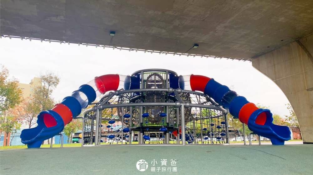 番仔溝公園,嘉義親子景點,橋下遊樂場,機器人溜滑梯,阿里山森林鐵路,嘉義市立博物館,遊具樂園,嘉義,親子