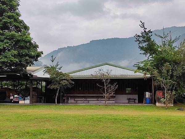 【苗栗露營】苗栗泰安風露營~大大的草皮有雨棚也有小屋! 又是