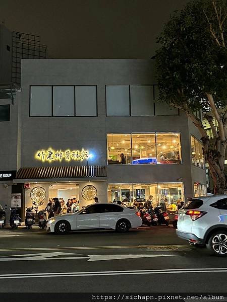 [美食] 新竹/東區-竹東邱記排骨酥麵｜全新兩層透明玻璃窗絕