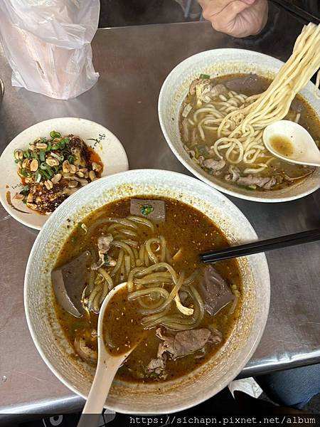 [美食] 新北/板橋/湳雅夜市-正宗重慶酸辣粉｜南雅夜市的人