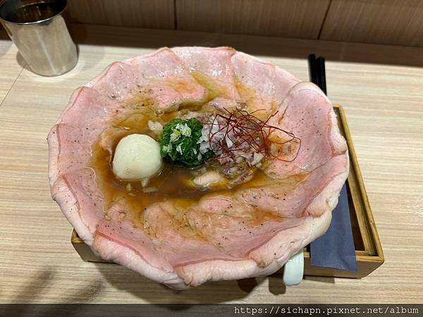 [美食] 新北/新莊-熊越岳｜排隊排到天昏地暗的新莊拉麵店扛