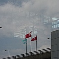 香港機場窗外 飄著的是紅底的五星旗 提醒我這裡不是12芒星的領土