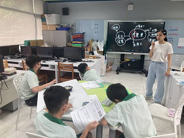 114上第1-2週回顧 - 新教室比較大、封面展示 114上第1-2週回顧 - 新教室比較大、封面展示