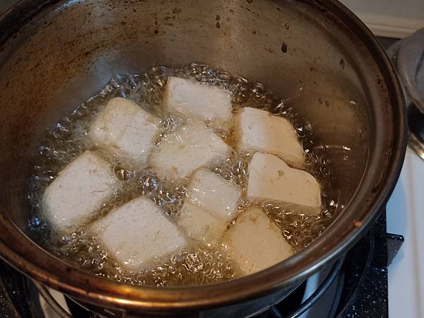 油炸臭豆腐配自製泡菜