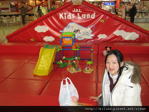 大阪伊丹機場內給小孩子們遊玩的JAL Kids Land