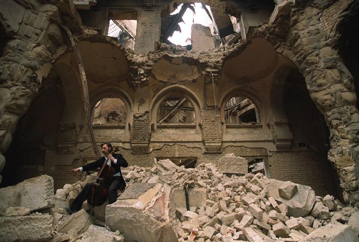 斯梅洛維奇在國家圖書館的廢墟中演奏。俄羅斯攝影師Mikhail Evstafiev於1992年拍攝。.jpg
