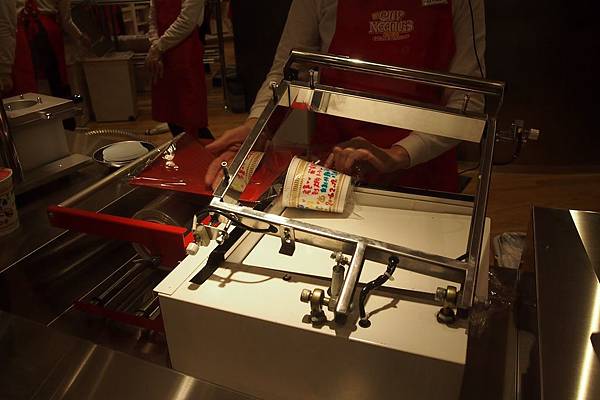 【仙蹤】大阪❤發明一個超級市場不會有的「合味道」吧.杯麵製作