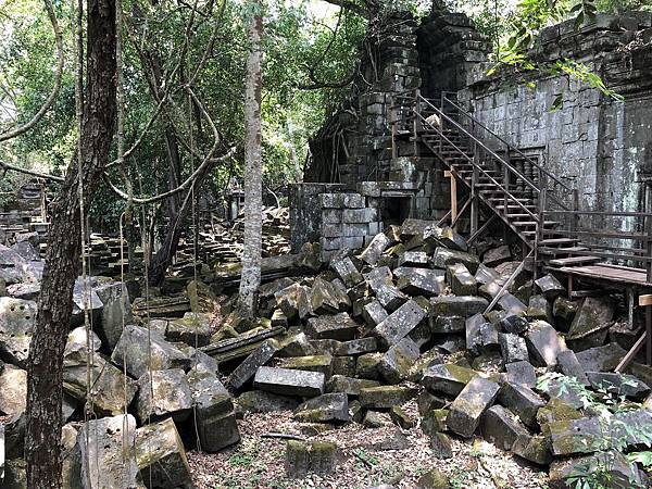 【仙蹤】柬埔寨．暹粒❤吳哥窟遺跡(二) 最美麗的頹垣斷壁．隱