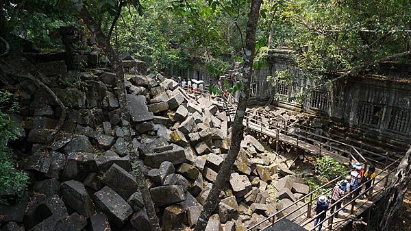 【仙蹤】柬埔寨．暹粒❤吳哥窟遺跡(二) 最美麗的頹垣斷壁．隱