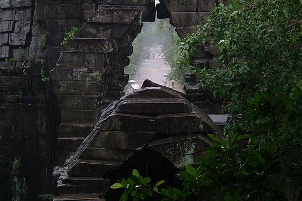 【仙蹤】柬埔寨．暹粒❤吳哥窟遺跡(二) 最美麗的頹垣斷壁．隱