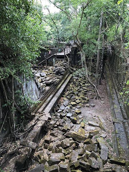 【仙蹤】柬埔寨．暹粒❤吳哥窟遺跡(二) 最美麗的頹垣斷壁．隱