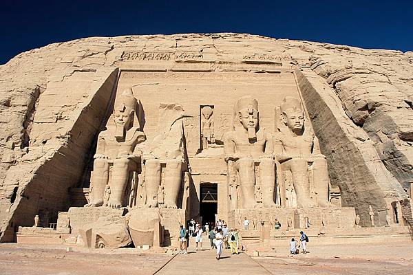 Abu_Simbel,_Ramesses_Temple,_front,_Egypt,_Oct_2004