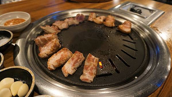 【仙蹤】韓國首爾．新設洞❤必點像牛扒一樣厚切的豬五花肉．經常