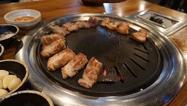 【仙蹤】韓國首爾．新設洞❤必點像牛扒一樣厚切的豬五花肉．經常