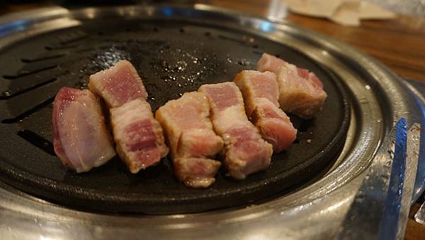 【仙蹤】韓國首爾．新設洞❤必點像牛扒一樣厚切的豬五花肉．經常