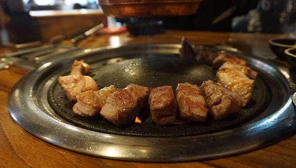 【仙蹤】韓國首爾．新設洞❤必點像牛扒一樣厚切的豬五花肉．經常