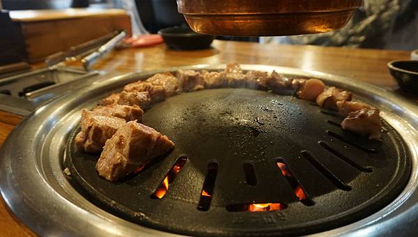 【仙蹤】韓國首爾．新設洞❤必點像牛扒一樣厚切的豬五花肉．經常