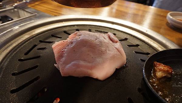 【仙蹤】韓國首爾．新設洞❤必點像牛扒一樣厚切的豬五花肉．經常