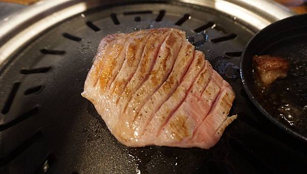 【仙蹤】韓國首爾．新設洞❤必點像牛扒一樣厚切的豬五花肉．經常