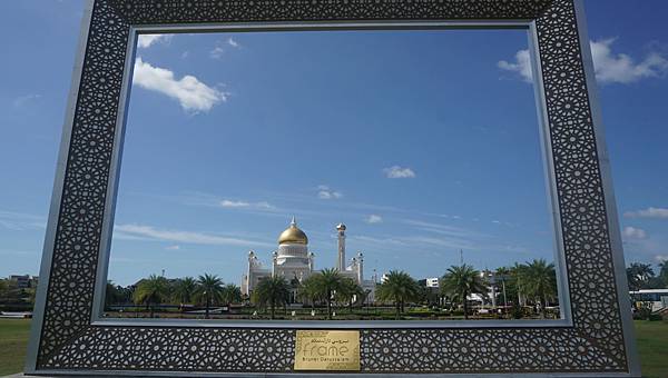 【仙蹤】汶萊❤(外觀)第28任蘇丹清真寺．被潟湖環繞的白色宏