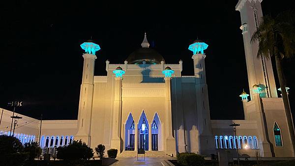 【仙蹤】汶萊❤(外觀)第28任蘇丹清真寺．被潟湖環繞的白色宏