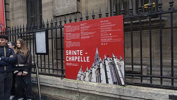 【仙蹤】法國．巴黎❤1,113扇極為璀璨奪目的高聳彩繪玻璃．