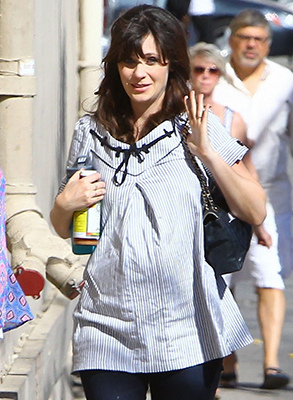 zooey-deschanel-hide-pregnancy-new-girl-04.jpg