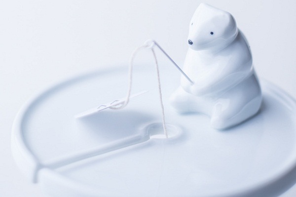 necktie-polar-bear-tea-bag-holder-shirokuma-designboom-02.jpg