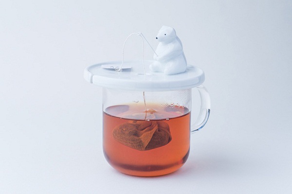 necktie-polar-bear-tea-bag-holder-shirokuma-designboom-01.jpg