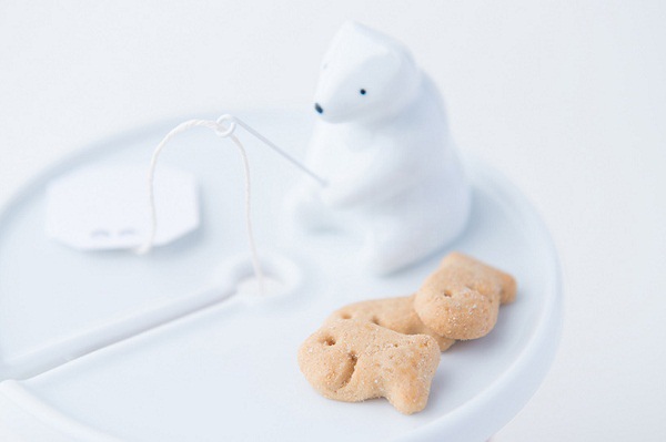 necktie-polar-bear-tea-bag-holder-shirokuma-designboom-10.jpg