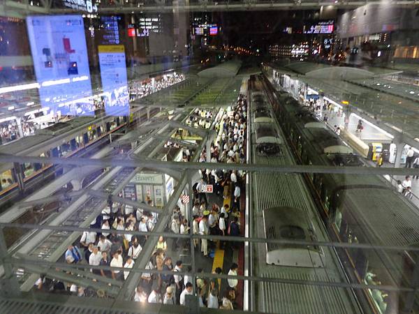 大阪車站赴看車站，超多車道和電車的拉，整個相機不夠塞