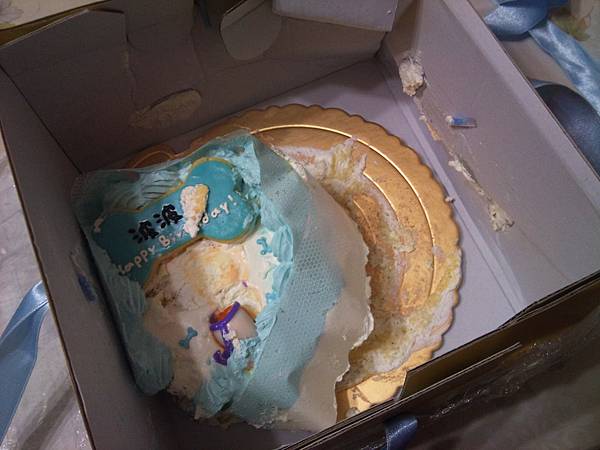 打開盒子看內容物更是慘不忍睹，這東西還能叫蛋糕嗎?