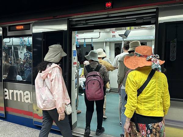 土耳其之旅(八) 多瑪巴切皇宮.博斯普魯斯海峽遊船.傳統大市