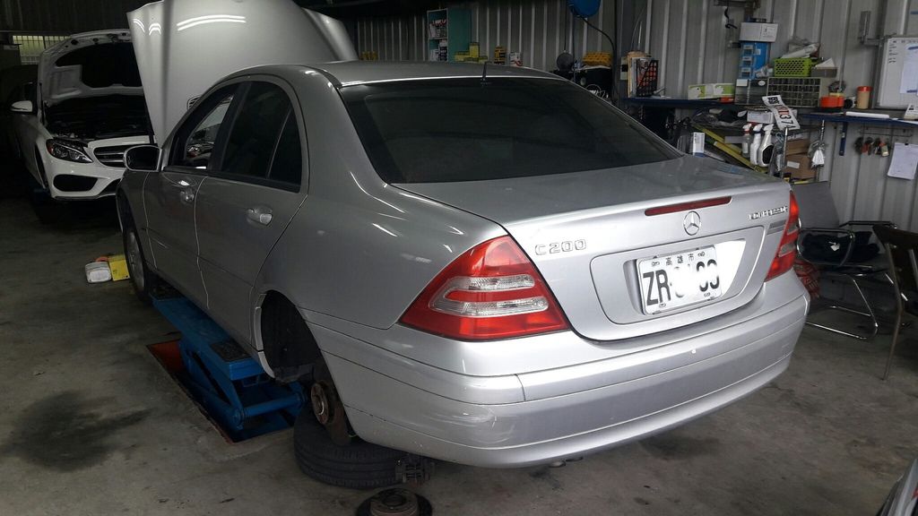 這台賓士C200中古車要去跟二手車車商購買還需要40多萬,但是二手車收購價格可能不到30萬,為什麼呢?因為風險,二手車車商要將車輛整理後賣給消費者,有良心二手車車商有提供基本保固,但是因為車舊了,一堆東西要修要整哩,收購回來要花時間整理,不確定要放多久能賣掉,中古車放越久跌價越多,賣車還要給業務獎金,平時房租水電管銷費用,所以二手車車商必須抓一定價差來控制風險。 這台賓士C200中古車要去跟二手車車商購買還需要40多萬,但是二手車收購價格可能不到30萬,為什麼呢?因為風險,二手車車商要將車輛整理後賣給消費者,有良心二手車車商有提供基本保固,但是因為車舊了,一堆東西要修要整哩,收購回來要花時間整理,不確定要放多久能賣掉,中古車放越久跌價越多,賣車還要給業務獎金,平時房租水電管銷費用,所以二手車車商必須抓一定價差來控制風險。