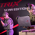 針對第一人稱射擊類型遊戲進行嚴密調校的ROG Strix SCAR，採用120Hz更新率、5ms反應時間的廣視角顯示螢幕，可降低動態模糊，呈現令人屏息的視覺效果。.png