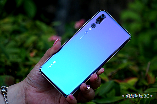 HUAWEI P20 Pro 開箱 (俏媽咪玩 3C) (12).png