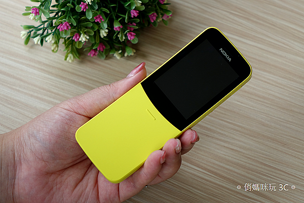 NOKIA 8110 4G 版開箱(俏媽咪玩3C) (7).png