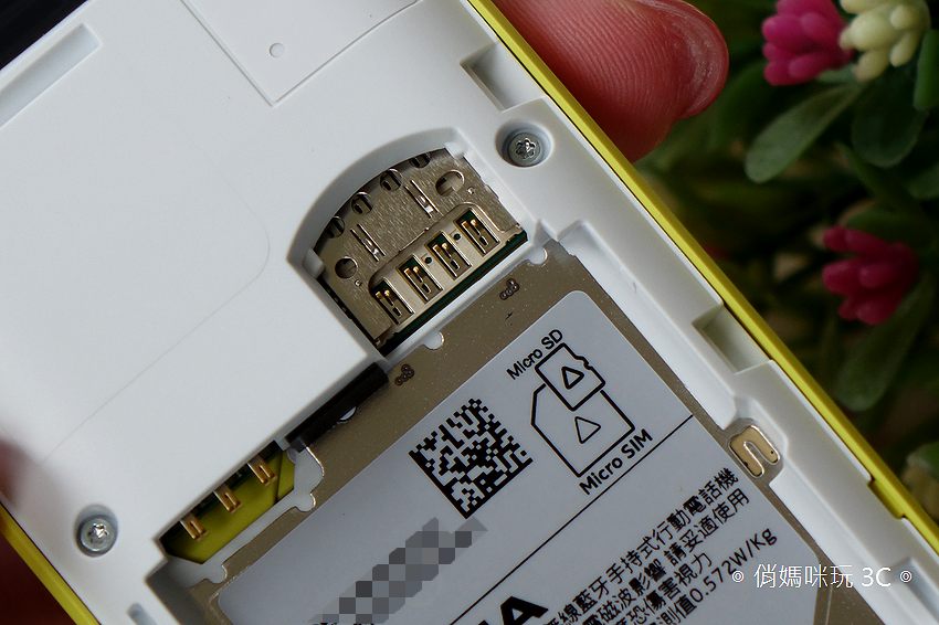 NOKIA 8110 4G 版開箱(俏媽咪玩3C) (13).png