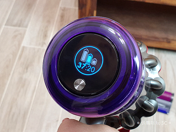 戴森 Dyson V11 Absolute+ 無線吸塵器開箱 (俏媽咪玩 3C) (52).png