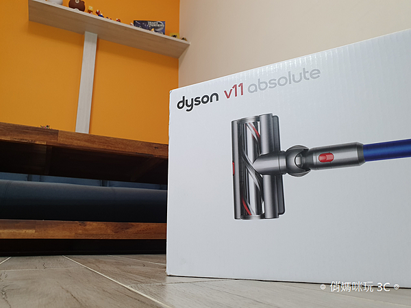 戴森 Dyson V11 Absolute+ 無線吸塵器開箱 (俏媽咪玩 3C) (3).png