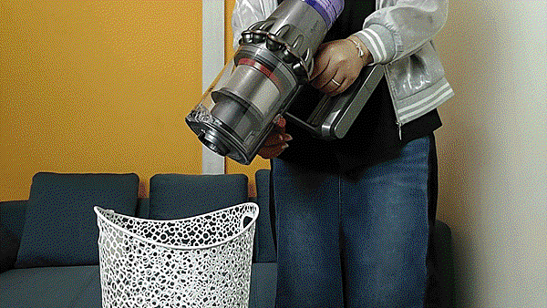 戴森 Dyson V11 Absolute+ 無線吸塵器開箱 (俏媽咪玩 3C) (58).gif