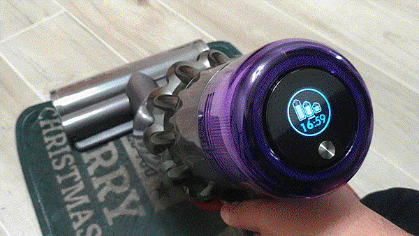 戴森 Dyson V11 Absolute+ 無線吸塵器開箱 (俏媽咪玩 3C) (59).gif