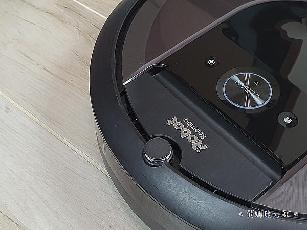 iRobot Roomba i7+ 掃地機器人開箱 (俏媽咪玩 3C) (10).png