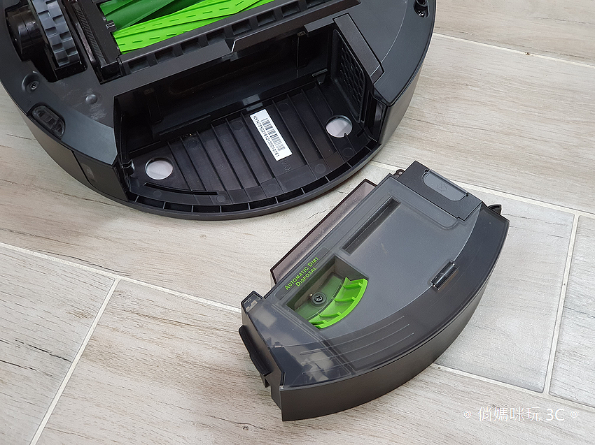 iRobot Roomba i7+ 掃地機器人開箱 (俏媽咪玩 3C) (19).png